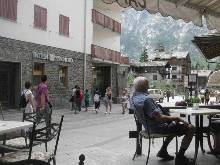 Terassilla Courmayerissä
