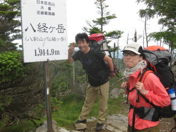 Hakken-ga-take Misenin vieressä on reitin korkein kohta, 1900 ja risat metriä. Japanilaiset haikkaajat olivat hämmentävän reippaita