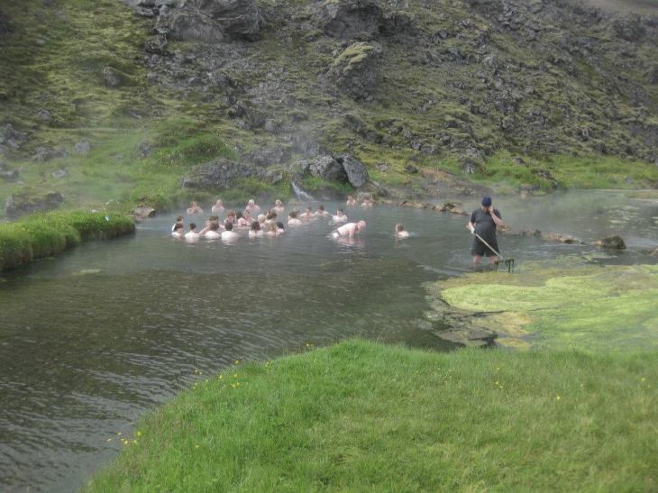 Kuuma lähde Landmannalaugarissareitin alkupaikassa. Tämä tuli tutuksi.